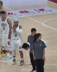 pg电子合集-太可爱了！姚基金慈善赛姚明上场时拍了下邓超的小脑袋 相当开心